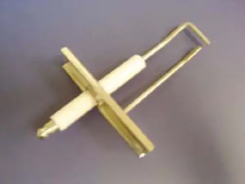 Metallische Zünd- und Ionisationselektrode mit Kunststoffkern, vermutlich für Heiztechnik. Teil könnte von der Marke Remeha stammen.